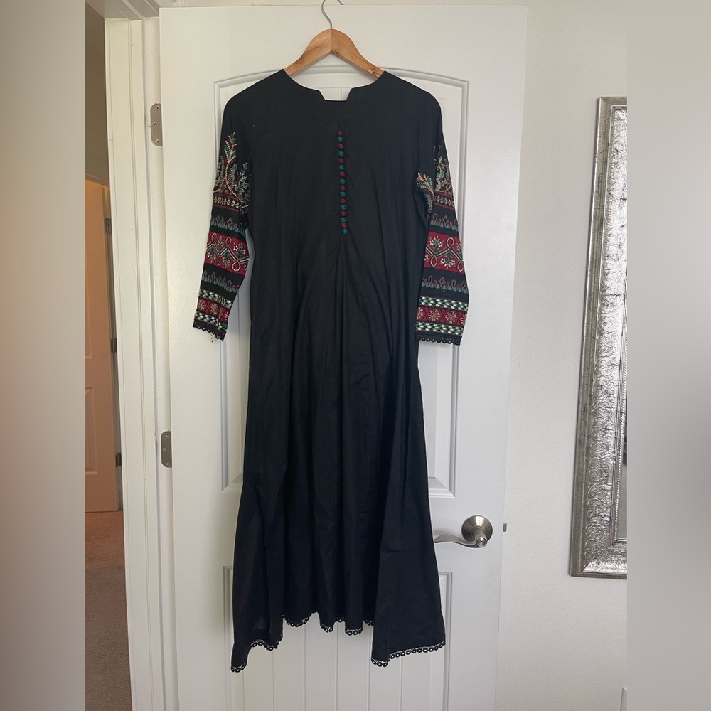 Brand New Pakistani Black Kameez and Shalwar size Medium. Never Worn